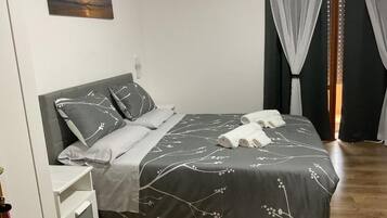 Cortinas opacas, tabla de planchar con plancha, wifi gratis