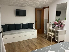 Cortinas opacas, tabla de planchar con plancha, wifi gratis