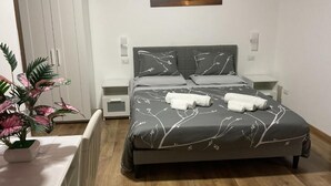 Blackout drapes, iron/ironing board, WiFi (free) - B&B AIRPORTANDGO (Fiumicino)