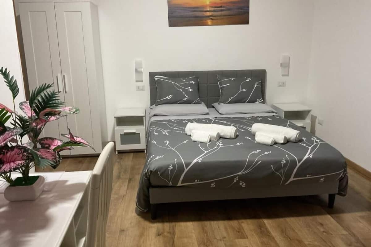 Cortinas opacas, tabla de planchar con plancha, wifi gratis