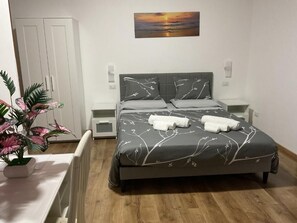 Cortinas blackout, tabla de planchar con plancha y wifi gratis 