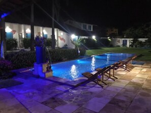 Outdoor pool, pool umbrellas, pool loungers - Pousada 3 Abelhas (Caucaia)