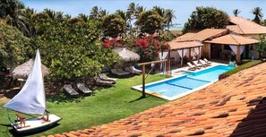 Outdoor pool, pool umbrellas, pool loungers - Pousada 3 Abelhas (Caucaia)