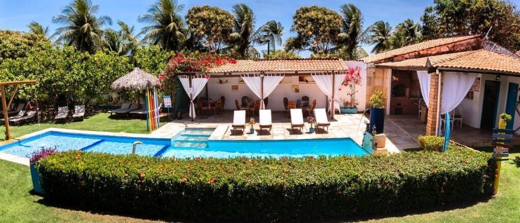 Una piscina al aire libre, sombrillas, tumbonas