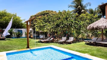 Piscina externa, guarda-sóis, espreguiçadeiras