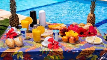 Piscine extérieure, parasols de plage, chaises longues