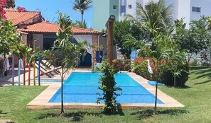 Outdoor pool, pool umbrellas, pool loungers - Pousada 3 Abelhas (Caucaia)