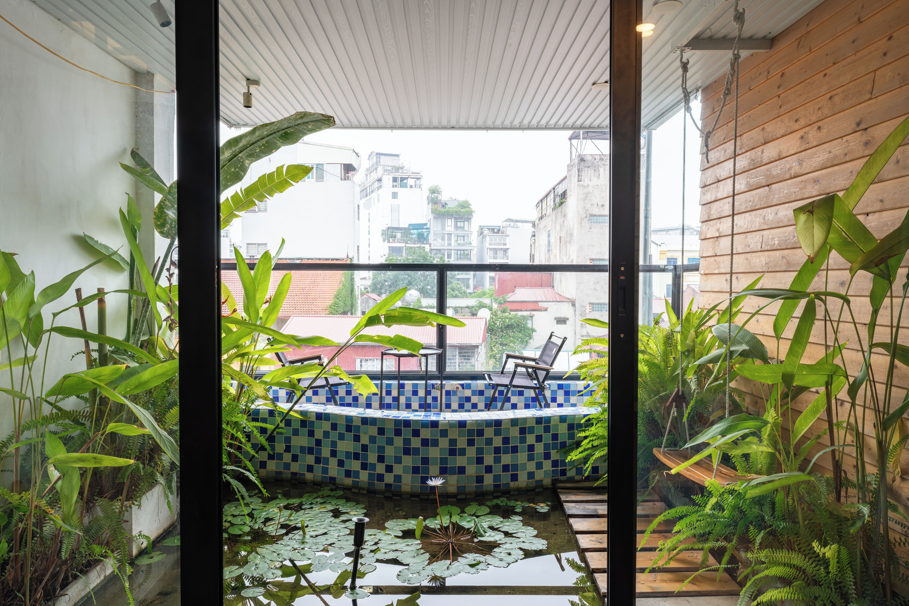 Kamar Double Premier, balkon, pemandangan kota | Meja kerja, ruang kerja ramah laptop, dan tirai kedap cahaya