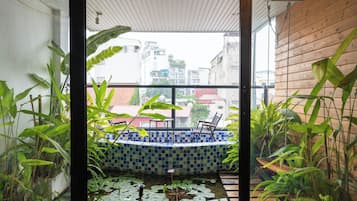 Kamar Double Premier, balkon, pemandangan kota | Meja kerja, ruang kerja ramah laptop, dan tirai kedap cahaya