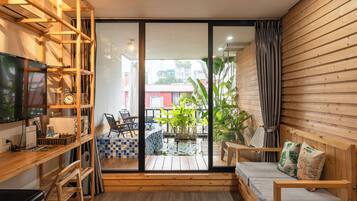 Kamar Double Superior, balkon, pemandangan kota | Meja kerja, ruang kerja ramah laptop, dan tirai kedap cahaya