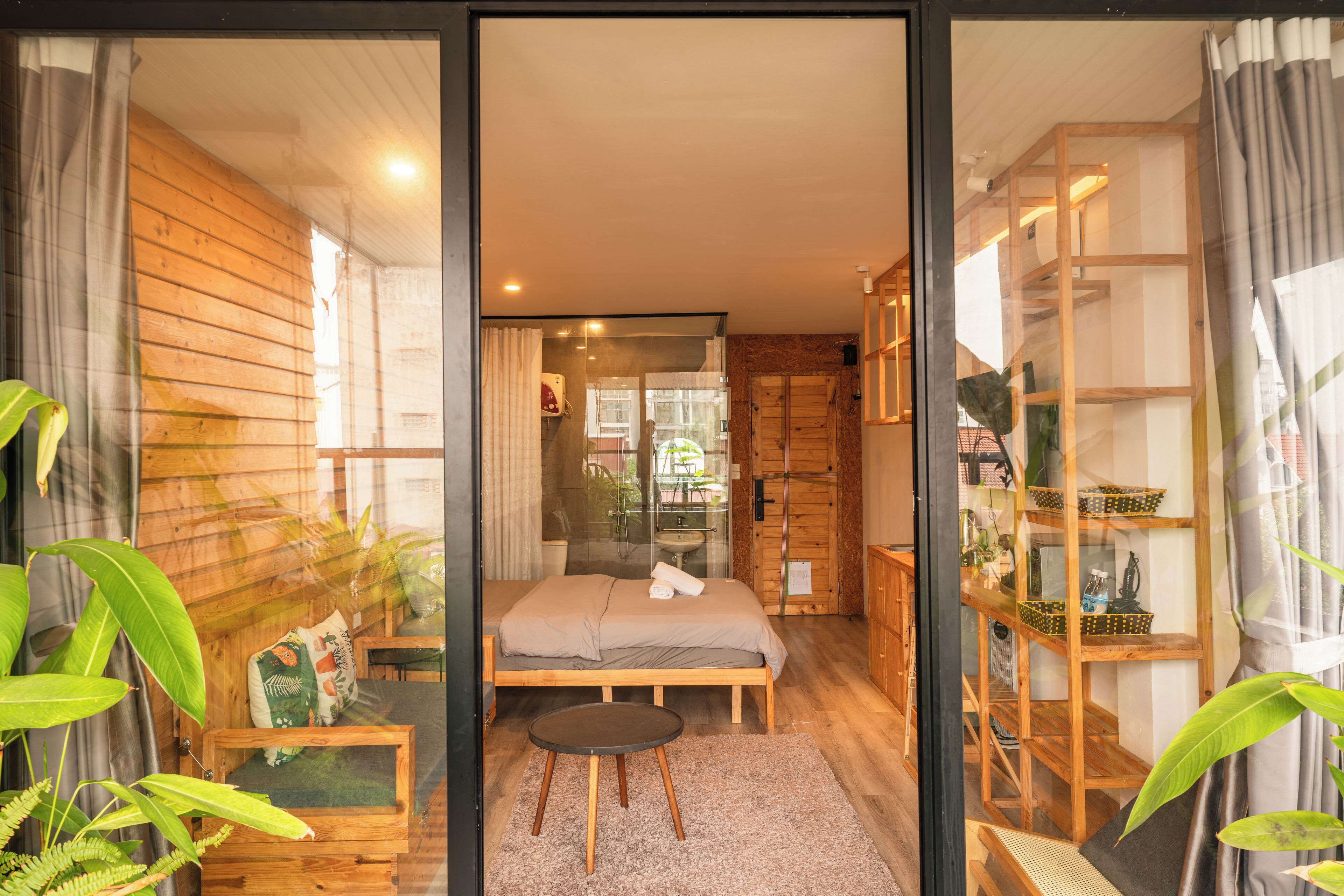 Chambre Double « Premier », balcon, vue ville | Bureau, espace de travail pour ordinateur portable, rideaux occultants