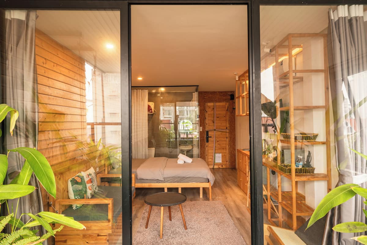 Chambre Double « Premier », balcon, vue ville | Bureau, espace de travail pour ordinateur portable, rideaux occultants