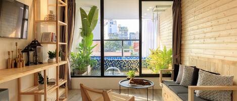 Premier dubbelrum - balkong - utsikt mot staden | Skrivbord, arbetsyta för laptop, mörkläggningsgardiner och gratis wi-fi