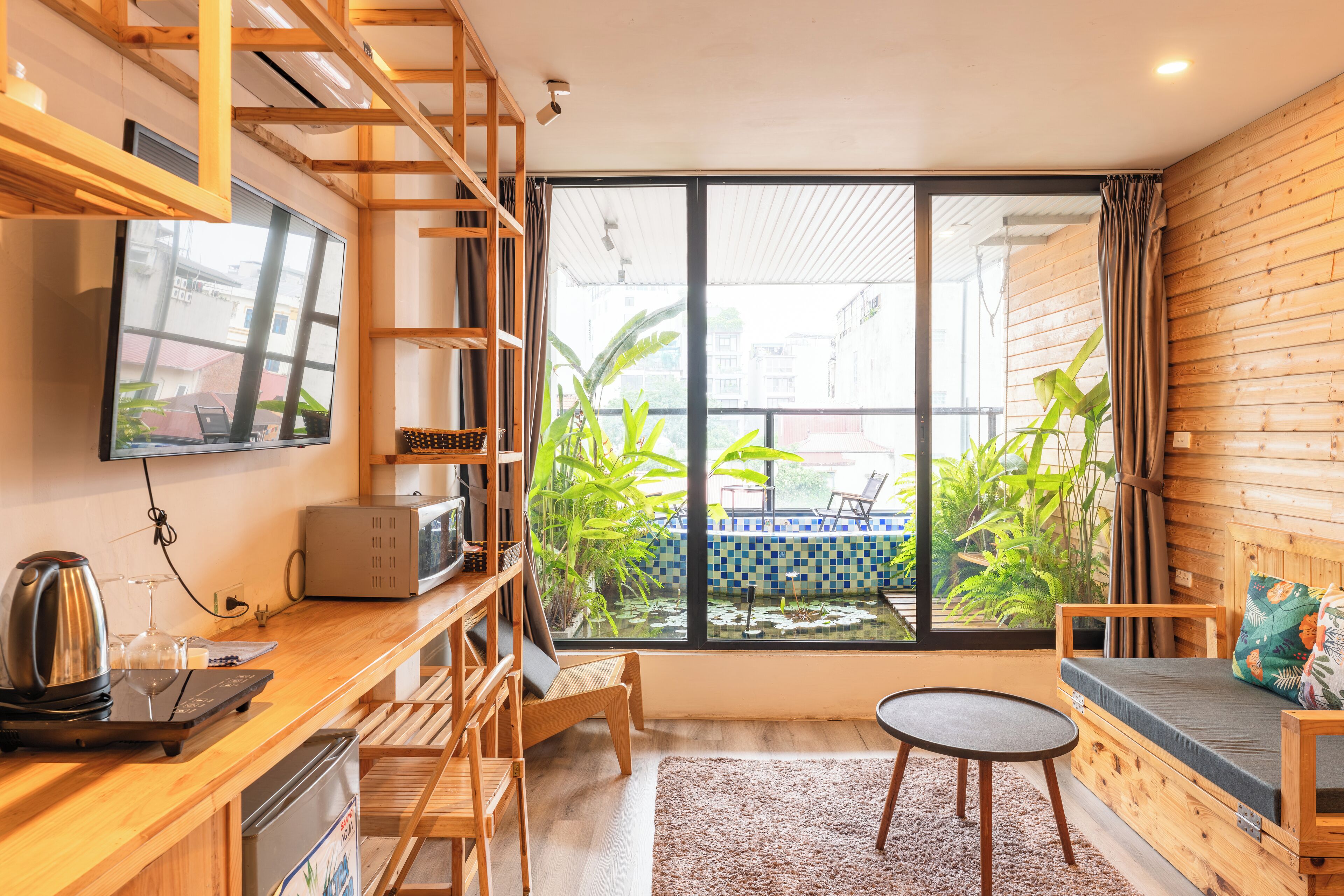 Kamar Double Premier, balkon, pemandangan kota | Meja kerja, ruang kerja ramah laptop, dan tirai kedap cahaya