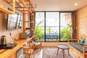 Chambre Double « Premier », balcon, vue ville | Bureau, espace de travail pour ordinateur portable, rideaux occultants