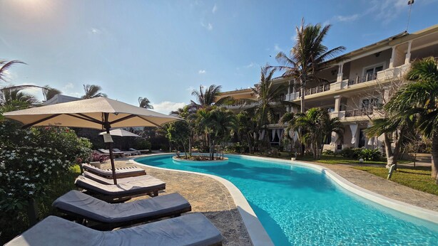 Pool - 200m² - Luxury Beachfront Apartment • Ocean View • 70m² Terrace • Watamu - Kenya (Watamu)