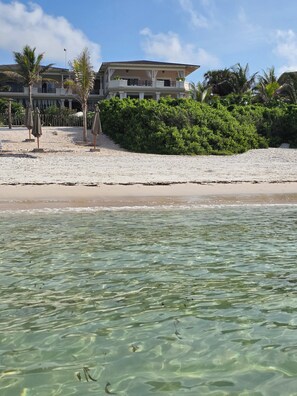 På stranden