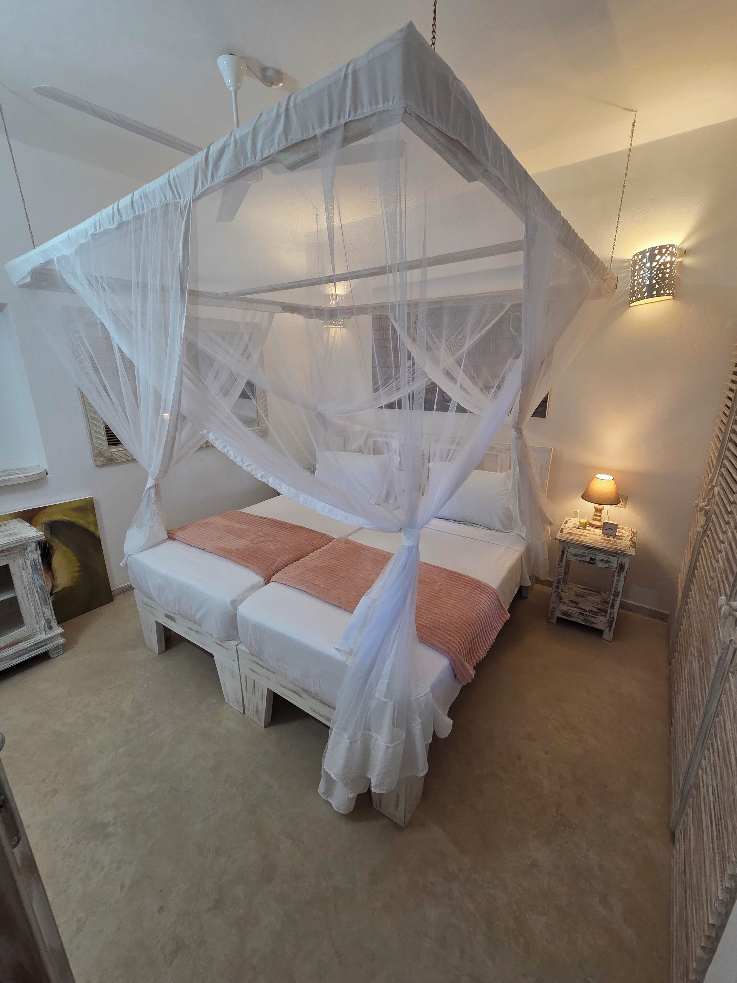 2 chambres, coffres-forts dans les chambres, fer et planche à repasser