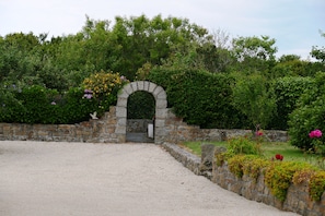 Property grounds - Brittany: holiday home for 6 . Large garden. a few mn away from the sea (Trédrez-Locquémeau)