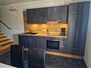 Kjøleskap, ovn, kokeplater og oppvaskmaskin