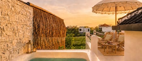 Alberca al aire libre y camastros