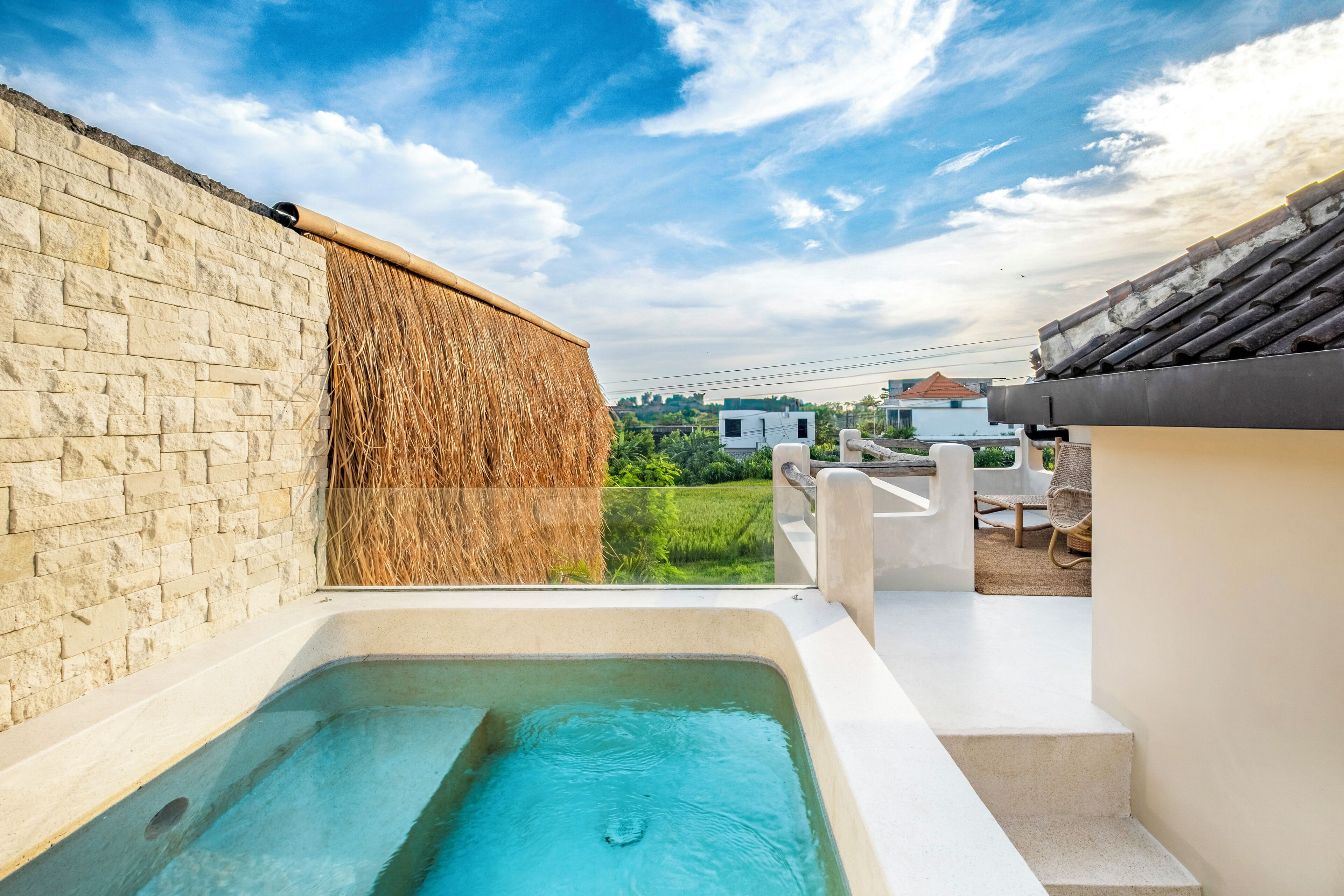 Utendørsbasseng og solsenger