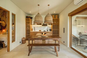 Luxury-Villa, Blick auf den Innenhof | Essbereich im Zimmer
