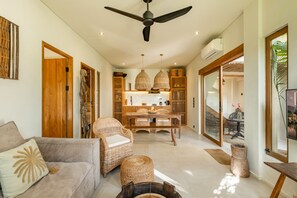 Luxury-Villa, Blick auf den Innenhof | Wohnbereich | Flachbildfernseher