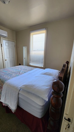 3 bedrooms, desk, free WiFi, bed sheets - Historic Reno Home (Reno)