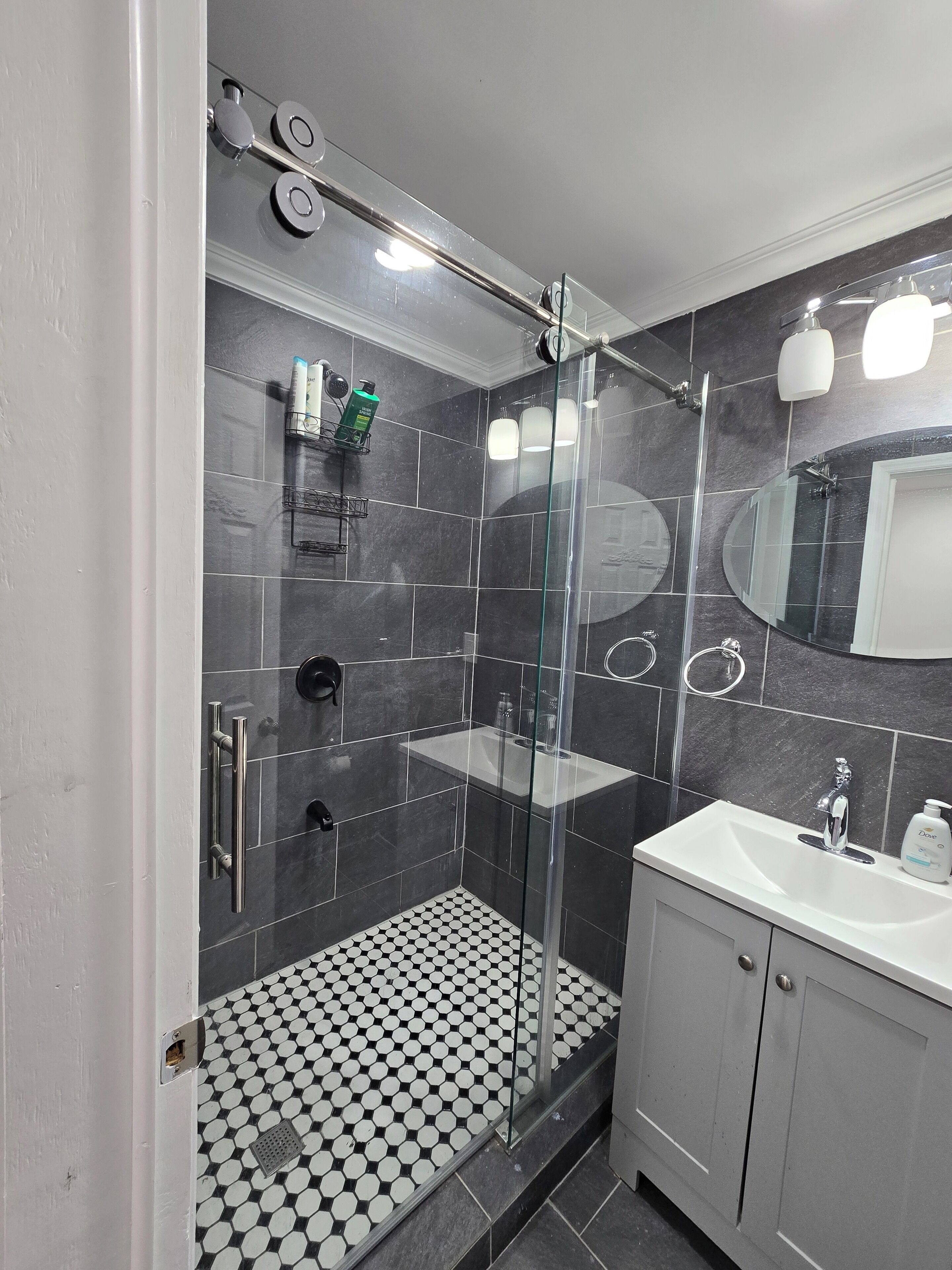 淋浴设施、毛巾、肥皂、卫生纸