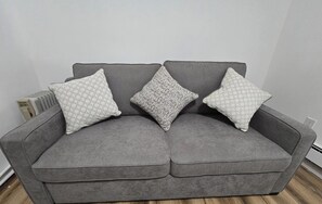 Smart TV - 30 minutes to time square
4 minutes walk to empire city casino (Yonkers)