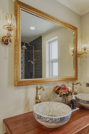 Shower, hair dryer, towels, soap - Luxury Provence House Private Pool - 4 Bedrooms (Tap Tai)