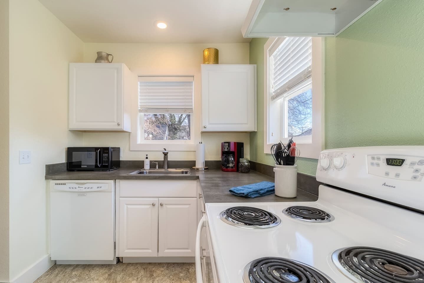 Køleskab, mikrobølgeovn, ovn, kogeplade