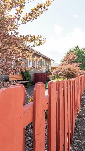 Property grounds - 412 Minute Place - In the Heart of Walla Walla (Walla Walla)