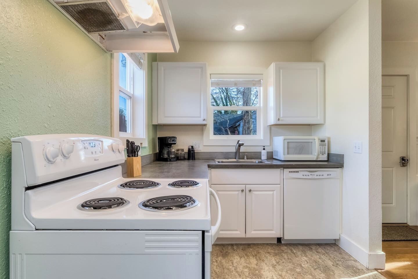 Køleskab, mikrobølgeovn, ovn, kogeplade