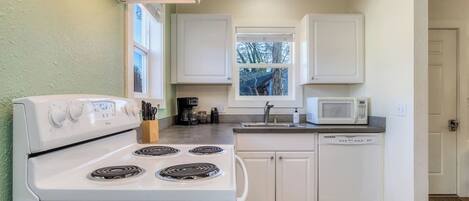 Køleskab, mikrobølgeovn, ovn, kogeplade