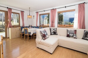 TV - In the middle of the Rosengarten and Latemar mountains, via ferratas, mountain biking, (Karersee)