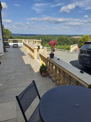 Outdoor dining - LE PETIT PARADIS Apartment for 2 people (Le Bugue)