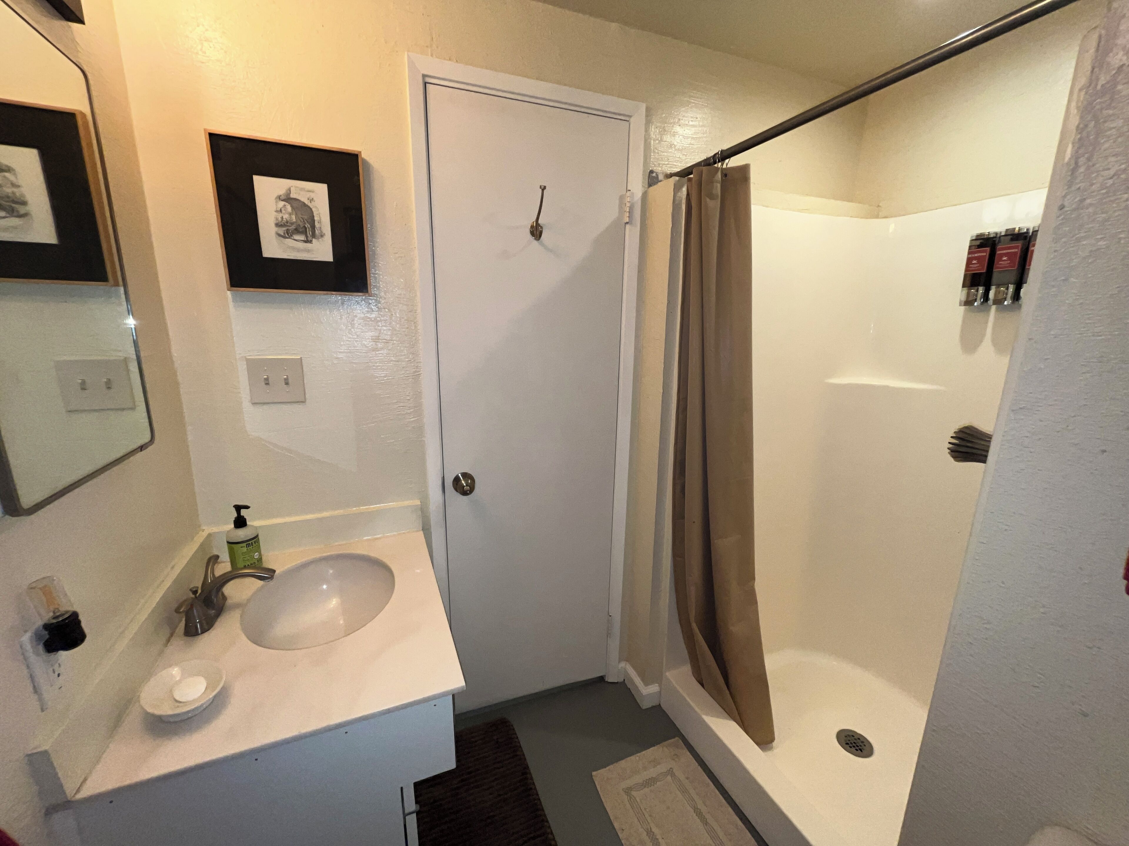 Douche, serviettes fournies, savon, shampoing