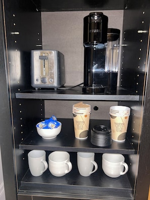 Coffee and/or coffee maker - Cozy apartment in Cleveland 7 minutes from Airport 7 minutes from Downtown! (Cleveland)