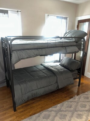 2 bedrooms, iron/ironing board, free WiFi