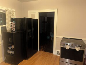 Interior - Cozy apartment in Cleveland 7 minutes from Airport 7 minutes from Downtown! (Cleveland)