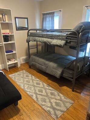 2 bedrooms, iron/ironing board, free WiFi - Cozy apartment in Cleveland 7 minutes from Airport 7 minutes from Downtown! (Cleveland)