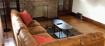 Cozy apartment in Cleveland 7 minutes from Airport 7 minutes from Downtown!