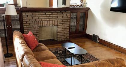 Cozy apartment in Cleveland 7 minutes from Airport 7 minutes from Downtown!
