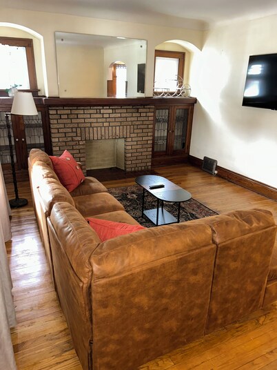 Cozy apartment in Cleveland 7 minutes from Airport 7 minutes from Downtown!