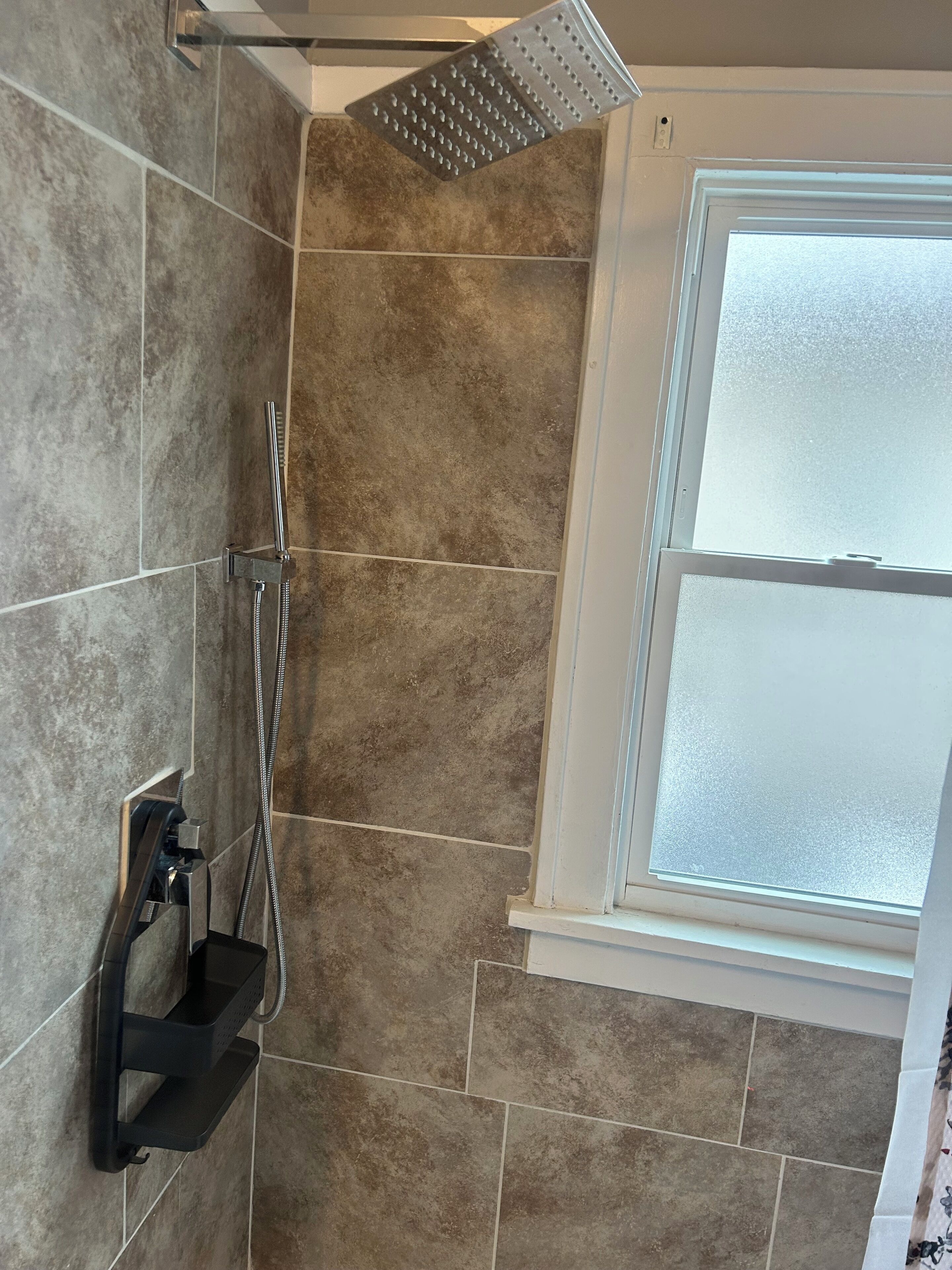 Dusj, håndklær og toalettpapir