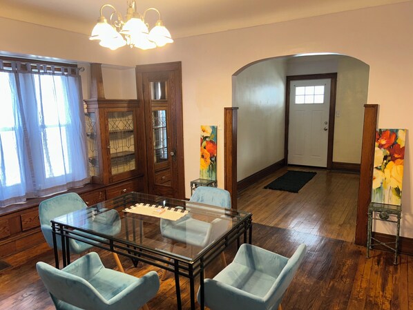 Interior - Cozy apartment in Cleveland 7 minutes from Airport 7 minutes from Downtown! (Cleveland)