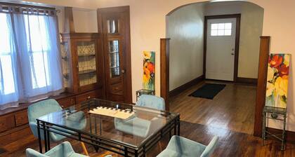 Cozy apartment in Cleveland 7 minutes from Airport 7 minutes from Downtown!