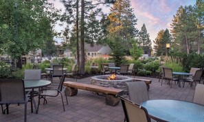 Outdoor dining - 3-bedroom condo in delightful Bend just 18 min to Mt Bachelor! (Bend)
